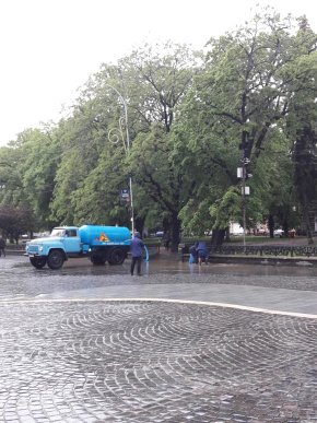 В Ужгороді відкачували воду на затопленій зливою площі Петефі – 09