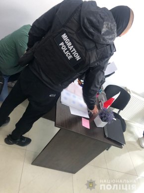 На Закарпатті підприємець підробляв міжнародні свідоцтва про вакцинацію – 02 На Закарпатті підприємець підробляв міжнародні свідоцтва про вакцинацію – 02