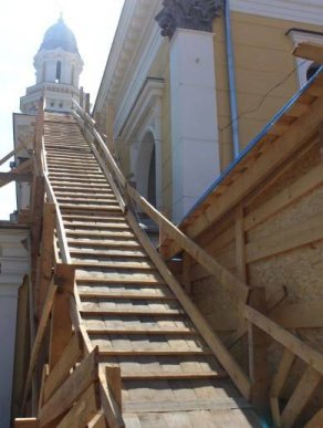 Майстри ремонтують крівлю даху Ужгородського греко-католицького собору – 08