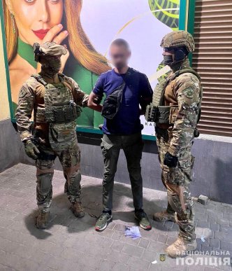 Закарпатська поліція затримала «на гарячому» двох наркоторговців – 02