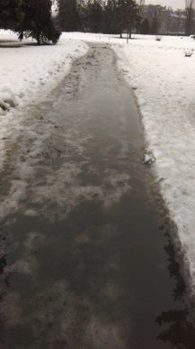 Тротуари Ужгорода залиті водою, людям пересуватись дуже важко – 05