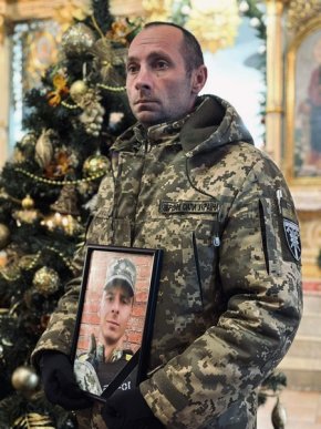 У Мукачеві провели в останню путь військового, який загинув на Новий рік – 02 У Мукачеві провели в останню путь військового, який загинув на Новий рік – 02