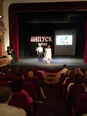 У Мукачівському кооперативному торговельно-економічному коледжі провели випускний бал – 01 У Мукачівському кооперативному торговельно-економічному коледжі провели випускний бал – 01