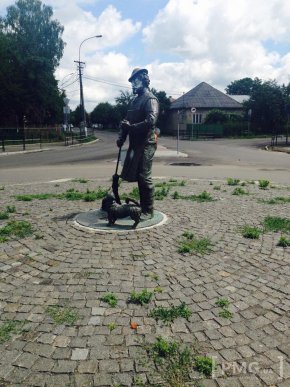 Вандали облили фарбою пам’ятник рому-господарнику у Мукачеві – 04