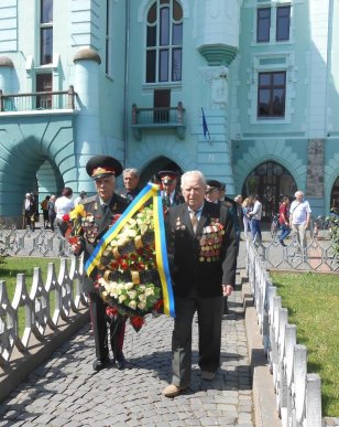 У Мукачеві цьогоріч свято Перемоги відзначили скромно та без масових заходів (ФОТО) – 01