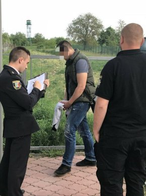 Двоє чоловіків намагалися вивезти за кордон 18-річну закарпатку – 01 Двоє чоловіків намагалися вивезти за кордон 18-річну закарпатку – 01