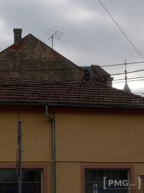 У центральній частині Мукачева чоловік виліз на дах будівлі і кидав на дорогу черепицю – 03
