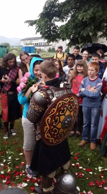 На фестивалі "Срібний татош" хлопець у лицарському обладунку освідчився дівчині у коханні (ФОТО) – 04