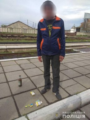 У чоловіка, який порушував громадський порядок біля вокзалу, знайшли марихуану – 01 У чоловіка, який порушував громадський порядок біля вокзалу, знайшли марихуану – 01