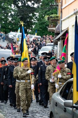 Загинув на полі бою: Закарпаття попрощалось із полеглим Героєм – 03