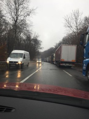 Поблизу КПП "Ужгород" утворилися чималі черги з машин – 02