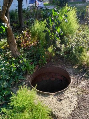 На одній із вулиць Мукачева за ніч зникли всі кришки каналізаційних люків – 02