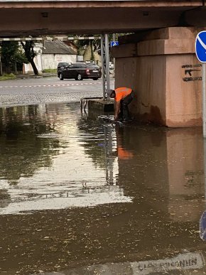 В Ужгороді комунальники ліквідовують наслідки негоди – 05