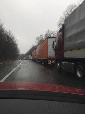 Поблизу КПП "Ужгород" утворилися чималі черги з машин – 01