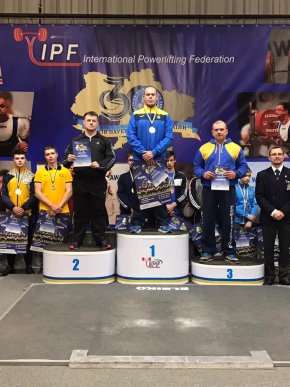Мукачівські спортсмени вибороли три «золоті» нагороди на чемпіонаті України з жиму лежачи – 01
