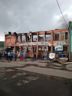 Згоріла будівля, в якій розміщувались два магазини та бар – 01