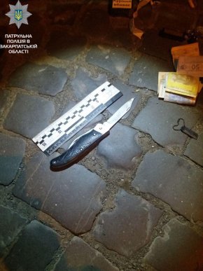 Вночі чоловік намагався пошкодити чужий автомобіль – 01