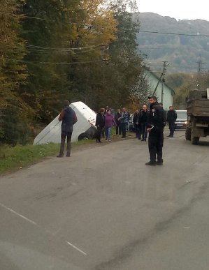 На Тячівщині мікроавтобус злетів у кювет – 02