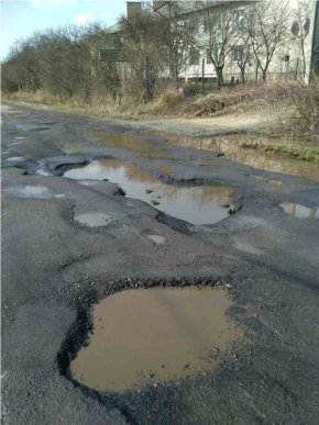 Жахлива дорога, а вказівник взагалі заріс чагарником: у мережі показали один із в’їздів в Ужгород – 02 Жахлива дорога, а вказівник взагалі заріс чагарником: у мережі показали один із в’їздів в Ужгород – 02