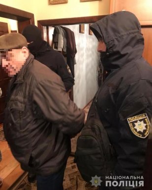 Підстеріг у під’їзді будинку: чоловік із ножем у руках напав на молодого сусіда – 03 Підстеріг у під’їзді будинку: чоловік із ножем у руках напав на молодого сусіда – 03