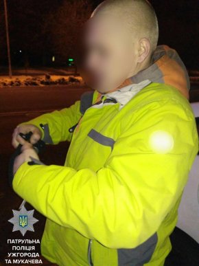 В Ужгороді у водія "Крайслера" знайшли наркотики – 06