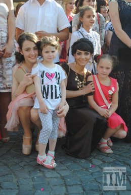 У центрі Мукачева відбувся урочистий парад випускників (ФОТО) – 18