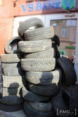 У центрі Мукачева люди вийшли на пікет: принесли шини і вимагають повернути вкрадені гроші – 05