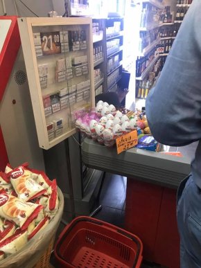 В Ужгороді продають зіпсовані солодощі, – соцмережі – 02