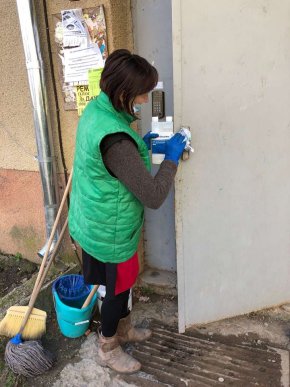 У Мукачеві дезінфікують автобусні зупинки та під’їзди багатоповерхівок – 02