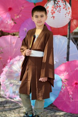 «Острівець Японії»: в Ужгороді провели акцію «Фото патріота» з сакурами – 07