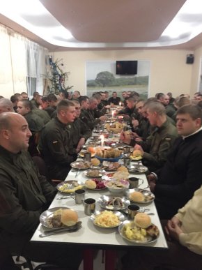 В Ужгороді гвардійці встановили власний рекорд, наліпивши 777 вареників – 02