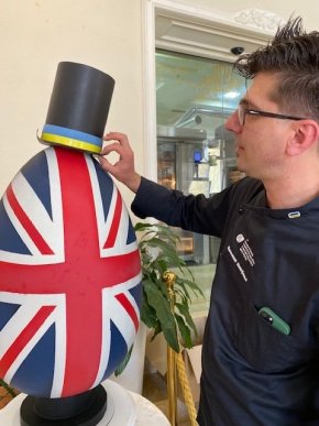 Відомий закарпатський кондитер Штефаньо виготовив 20-кілограмову писанку – 02