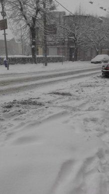 Рух на головних вулицях Мукачева ускладнився через сильні снігопади – 02