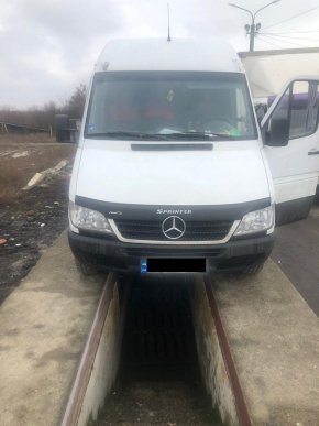 Через контрабандні сигарети хлопець втратив мікроавтобус – 03