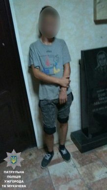 В Ужгороді біля цілодобового магазину побили та пограбували чоловіків – 01