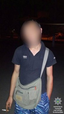 Нічним Ужгородом гуляли чоловіки з наркотиками у кишенях – 02