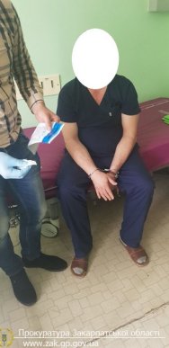 Піймали "на гарячому" гінеколога, який вимагав від вагітної жінки хабара – 03