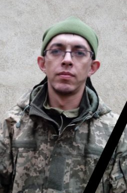 Одна із закарпатських громад прощалася із Героєм у його день народження – 01 Одна із закарпатських громад прощалася із Героєм у його день народження – 01