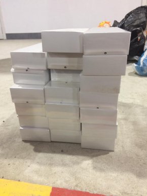 У легковику прикордонники знайшли приховані годинники «Apple» – 01