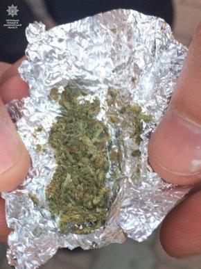 Вночі у Мукачеві патрульні знайшли наркотичні речовини у двох чоловіків – 02