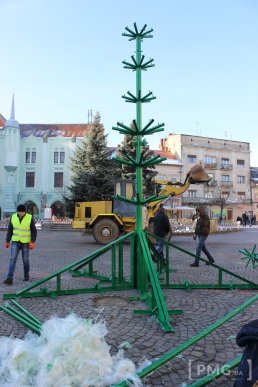 У Мукачеві встановлюють головну новорічну ялинку міста, яка буде штучною – 08 У Мукачеві встановлюють головну новорічну ялинку міста, яка буде штучною – 08