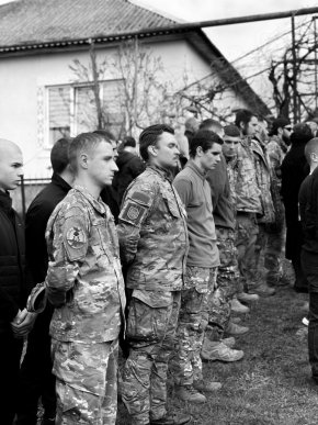 Мукачівщина попрощалася з Героєм, який повернувся із заробітків, щоб захищати Україну – 08