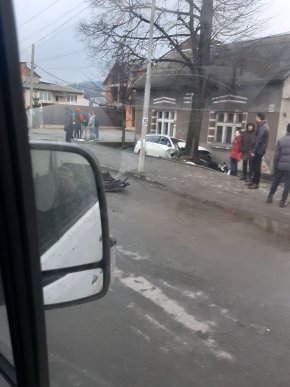 Аварія у Хусті: одна з машин влетіла в будинок – 05