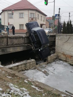 Машина впала з мосту у центрі селища – 01