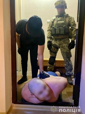 Житель Мукачівського району обікрав пункт обміну валют. Момент злочину зафіксували камери – 01