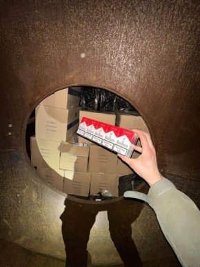 Через кордон спробували перевезти автоцистерну, заповнену цигарками – 03