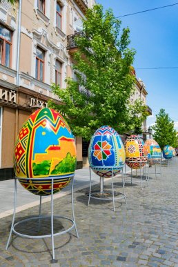У центральній частині Ужгорода встановили великі писанки – 06