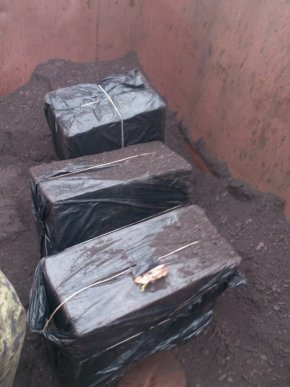 Чопські прикордонники виявили у вантажному потягу 2500 пачок контрабандних цигарок – 02 Чопські прикордонники виявили у вантажному потягу 2500 пачок контрабандних цигарок – 02