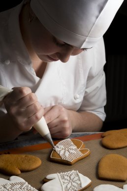 Кондитерський дім "Bondarenko" виготовив дві святкові скульптури: ялинку та Різдвяну гірку – 10