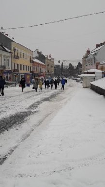 В Ужгороді з ночі комунальники розчищають сніг – 01 В Ужгороді з ночі комунальники розчищають сніг – 01